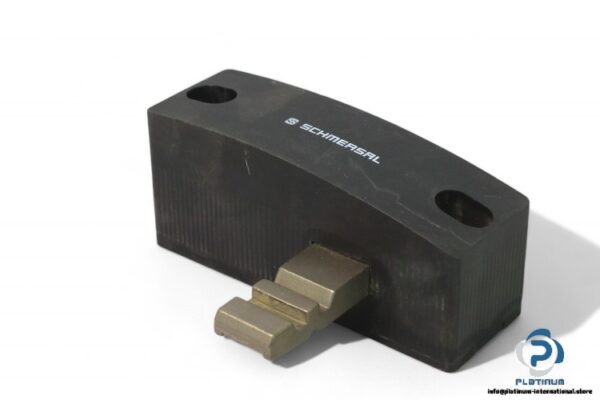 schmersal-AZ-AZM-200-B1-LT-solenoid-interlock(used)-1