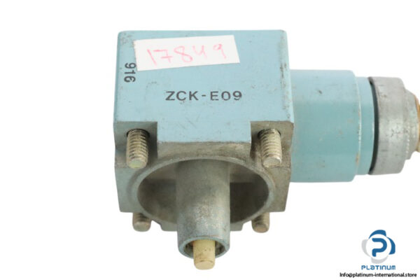 telemecanique-ZCK-E09-limit-switch-head-(used)-1