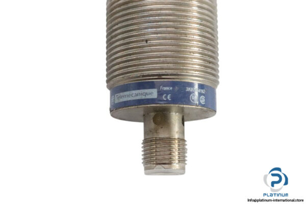 telemecanique-XS1N30PA349D-inductive-proximity-sensor-(used)-2