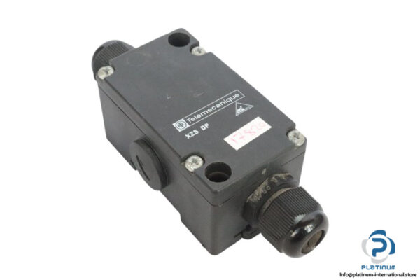 telemecanique-XZS-DP-sensor-base-cover-(used)