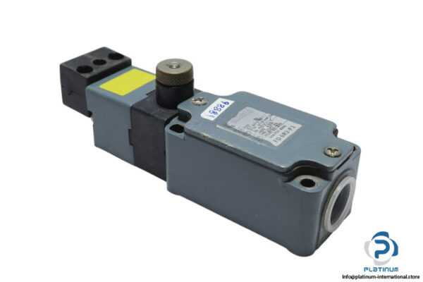 pizzato-FD-6R2-F3-safety-switch-(used)