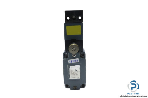 pizzato-FD-6R2-F3-safety-switch-(used)-1