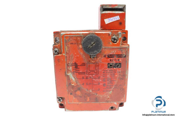 telemecanique-XCS-E7311-safety-switch-(used)-1