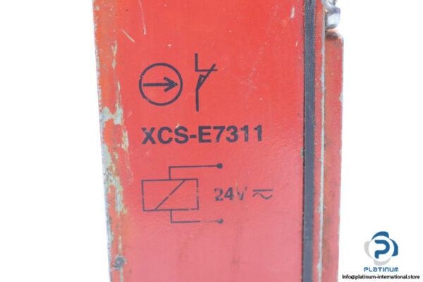 telemecanique-XCS-E7311-safety-switch-(used)-3