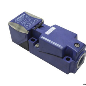 telemecanique-XS8C4A1PCG13-inductive-proximity-sensor-(used)