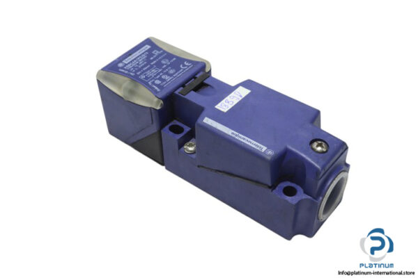 telemecanique-XS8C4A1PCG13-inductive-proximity-sensor-(used)
