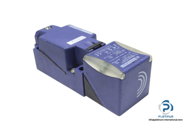 telemecanique-XS8C4A1PCG13-inductive-proximity-sensor-(used)-1