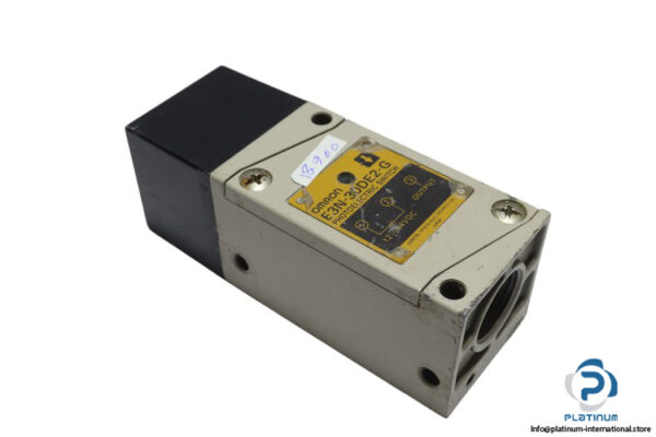 omron-E3N-30DE2-G-diffuse-photoelectric-sensor-(used)