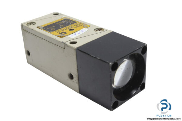 omron-E3N-30DE2-G-diffuse-photoelectric-sensor-(used)-1