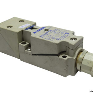 telemecanique-XS7-C40FP260-inductive-sensor-(used)