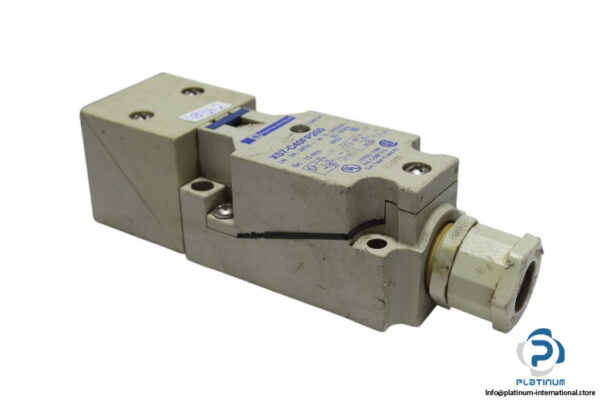 telemecanique-XS7-C40FP260-inductive-sensor-(used)