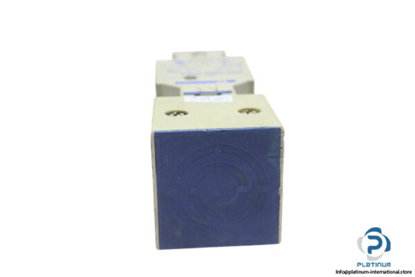 telemecanique-XS7-C40FP260-inductive-sensor-(used)-1