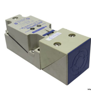 telemecanique-XS8-C40PC440-inductive-sensor-(used)