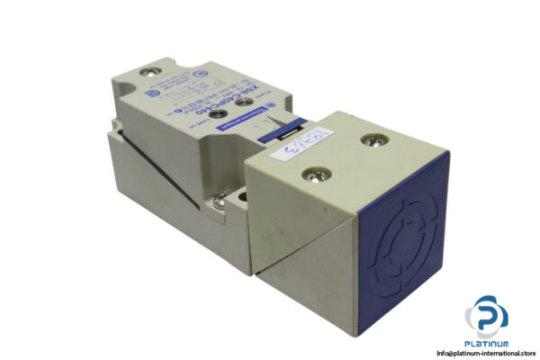 telemecanique-XS8-C40PC440-inductive-sensor-(used)