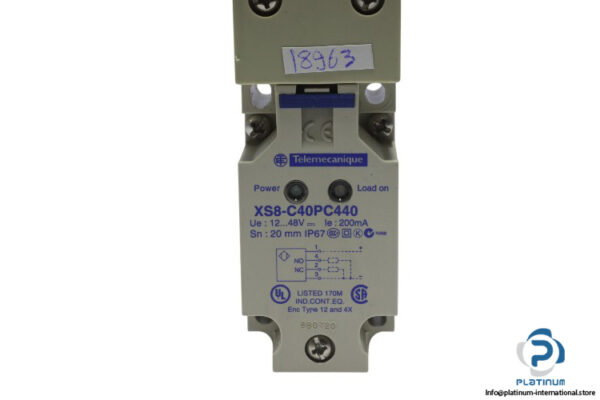 telemecanique-XS8-C40PC440-inductive-sensor-(used)-2