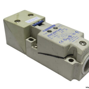 telemecanique-XS8C40PC449-inductive-sensor-(used)
