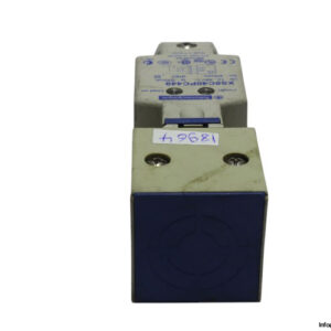 telemecanique-XS8C40PC449-inductive-sensor-(used)-1