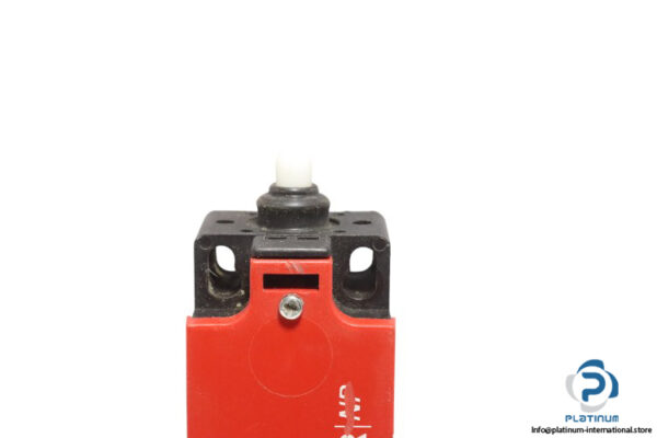 euchner-NP1-638AS-M-safety-switch-(used)-1