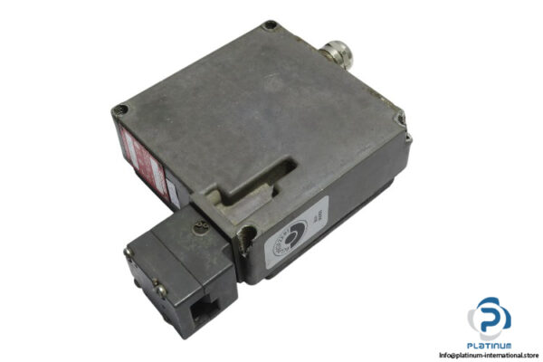 euchner-TZ1RE024PG-C1623-safety-switch-(used)-1