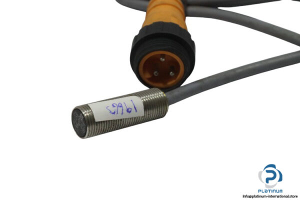 telemecanique-XSMC02713LC-inductive-sensor-(used)-1