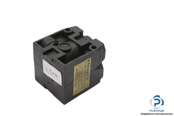 pneumax-104.52.6.27.L-manually-actuated-valve-without-hand-(used)