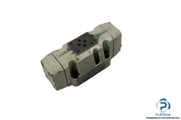 Bosch-0810050125-solenoid-operated-directional-valve(used)