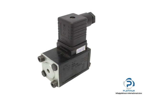 h-l-E220_5-H-directional-control-valve-(used)-1