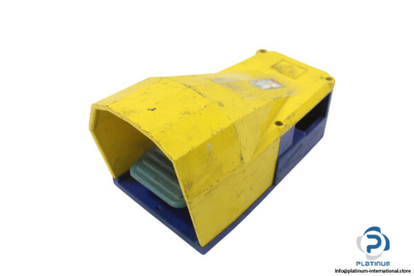 camozzi-338-925-foot-pedal-valve-(Used)-1