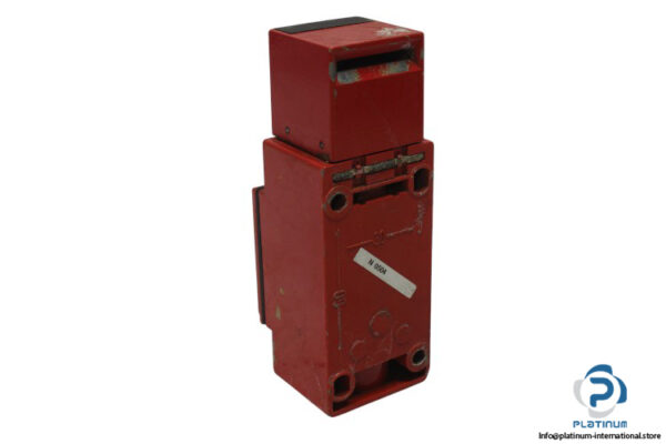 telemecanique-XCS-A702-safety-switch-(used)-1