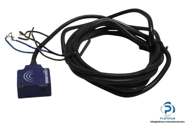 telemecanique-XS8E1A1NAL2-inductive-sensor-(new)