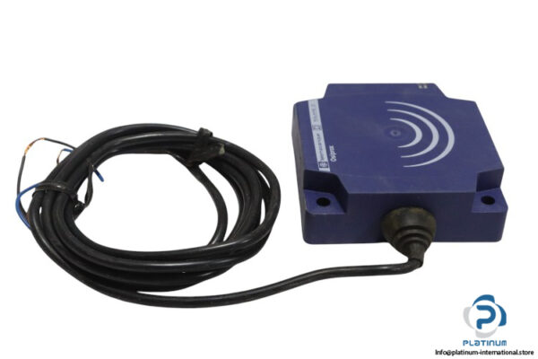 telemecanique-XS8D1A1NAL2-inductive-sensor-(new)