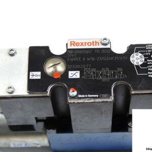 rexroth-r900925657-proportional-directional-control-valve-with-integrated-electronic-1