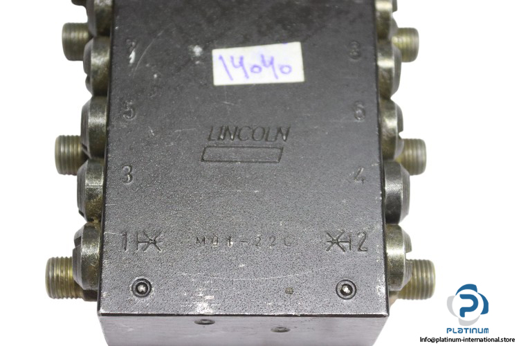 lincoln-M01-22C-lubricant-metering-device-used-1