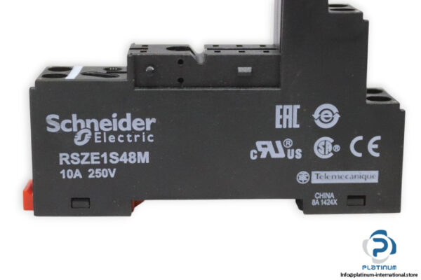 schneider-RSZE1S48M-socket-(used)-1