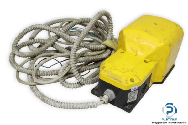 pizzato-PX-10110-single-foot-switch-used