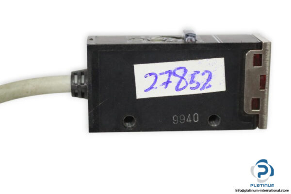 yamatake-HPA-P11-photoelectric-microswitch-sensor-used-3