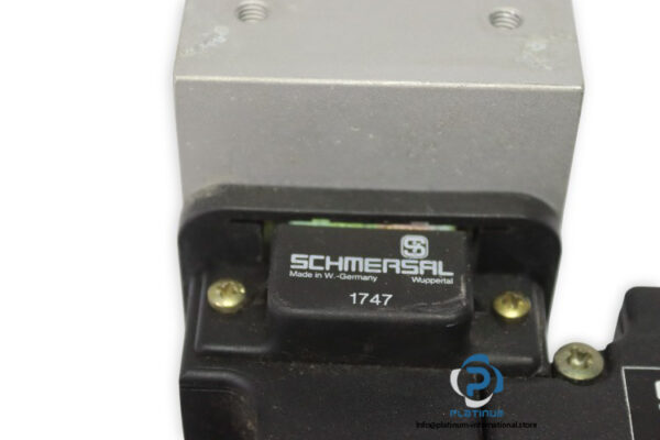 schmersal-AZM-161-B-ST1-AS-AP-solenoid-interlock-(used)-1