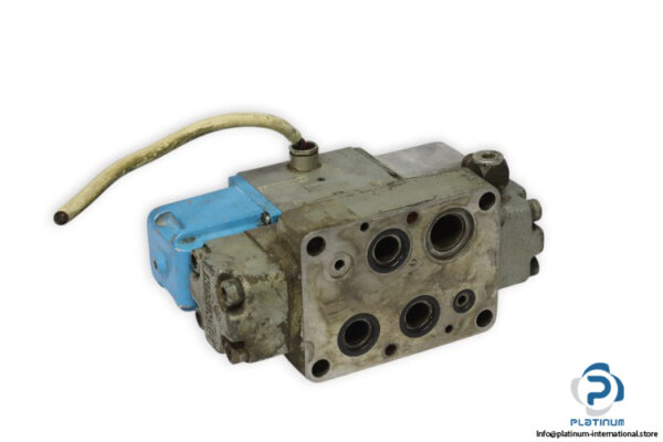 denison-D1D12-33-207-03-03-7002-V115-directional-control-valve-used-4