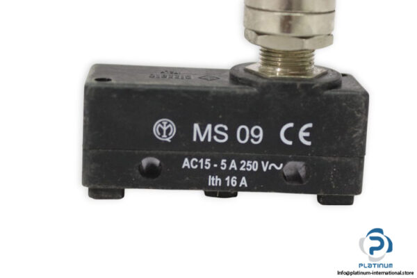 pizzato-MS-09-microswitch-with-threaded-plunger-used-3