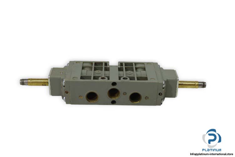 bosch-0-820-023-982-solenoid-valve-used-1