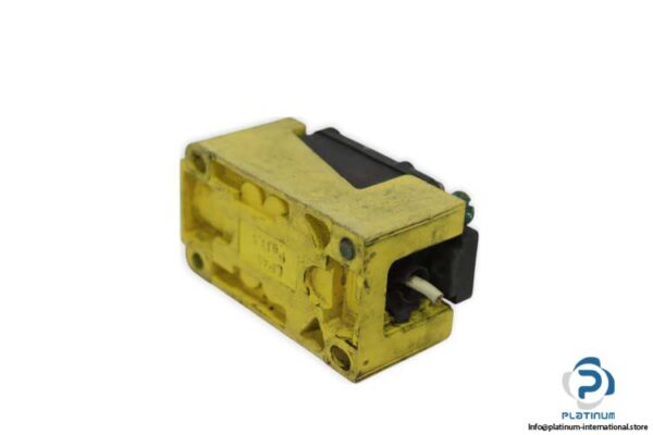 turck-BI15-CP40-FZ3X2-inductive-sensor-(used)-1
