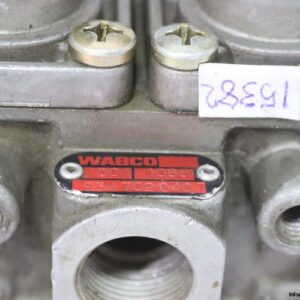 wabco-934-702-040-7-quadruple-protection-valve-used-3