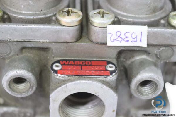 wabco-934-702-040-7-quadruple-protection-valve-used-3