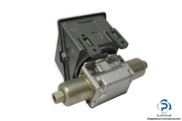 united-electric-J402K-147-pressure-control-switch-(new)-1