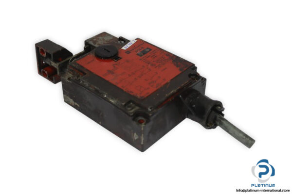 telemecanique-XCS-E-safety-interlock-switch-(used)