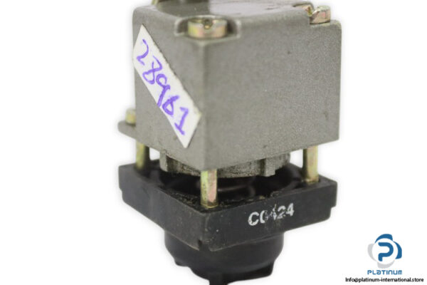 telemecanique-ZCK-D15-limit-switch-head-(used)-1