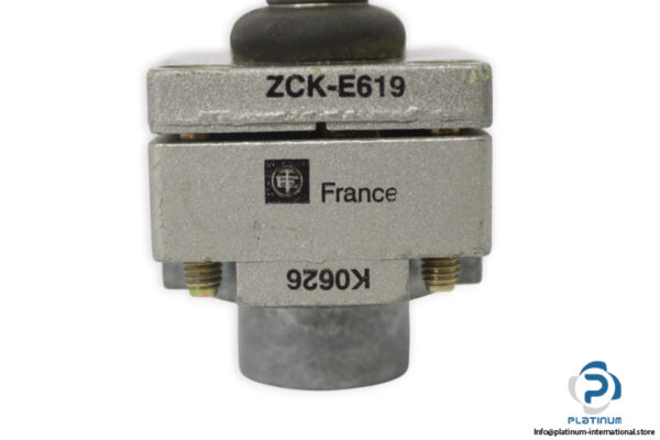 telemecanique-ZCK-E619-limit-switch-head-(used)-1