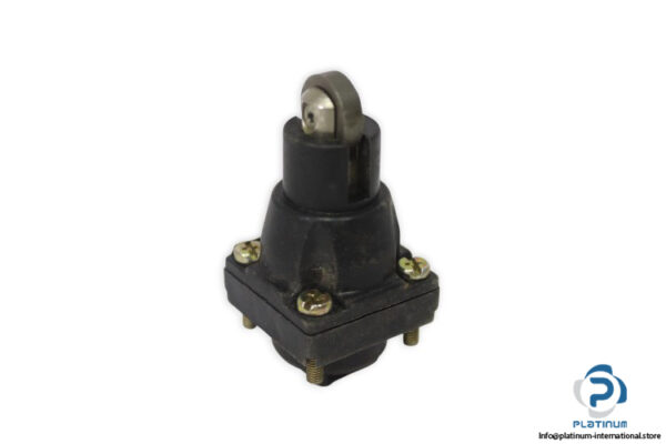 telemecanique-ZCK-D02-limit-switch-head-(used)