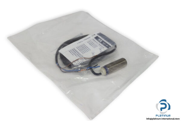 telemecanique-XS1M18AB120-inductive-proximity-sensor-new