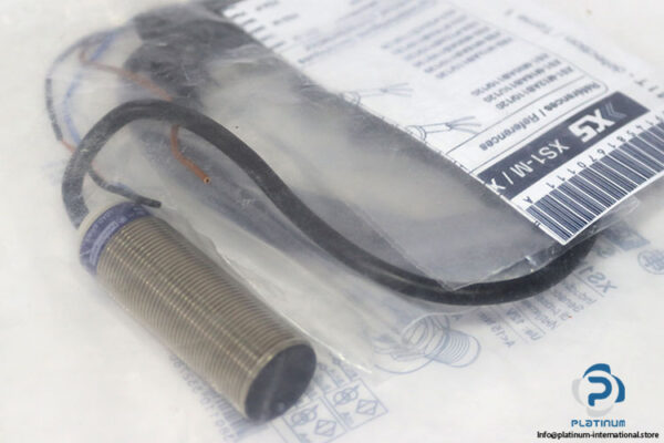 telemecanique-XS1M18AB120-inductive-proximity-sensor-new-1